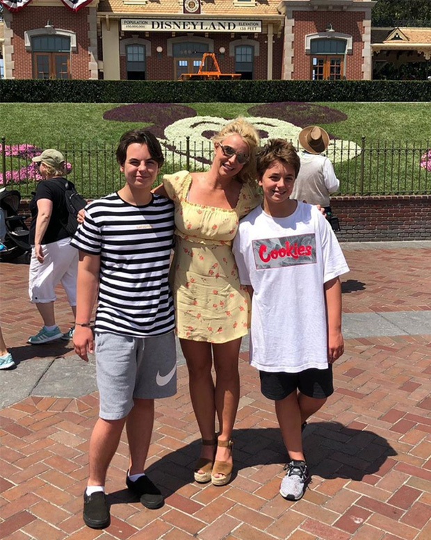 Britney và hai con đi chơi công viên Disney vào hồi tháng 8/2019.