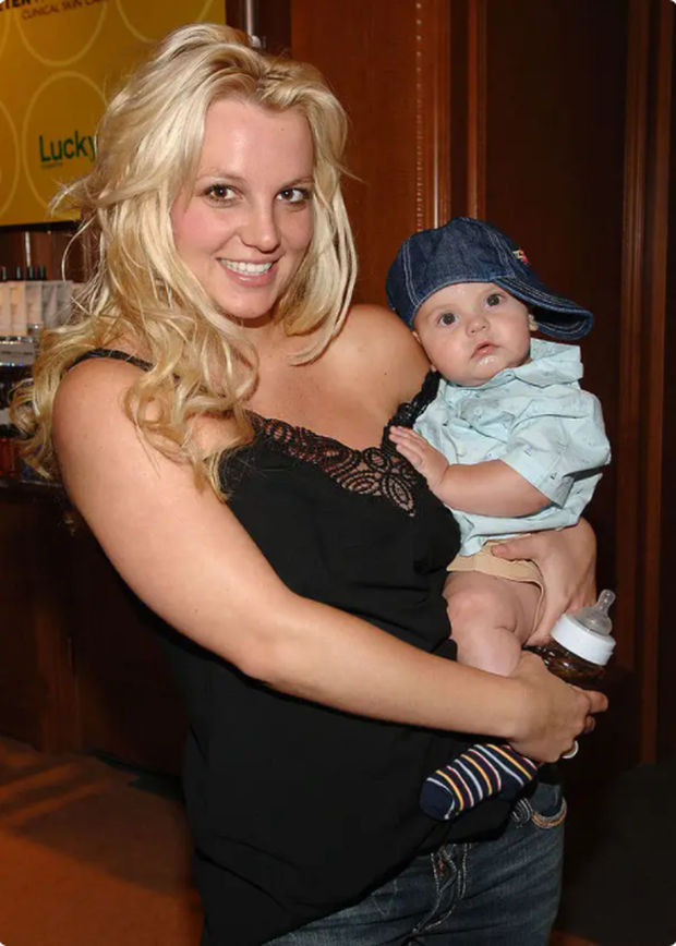 Britney luôn nở nụ cười tươi rói khi ở bên cạnh những đứa con của mình.
