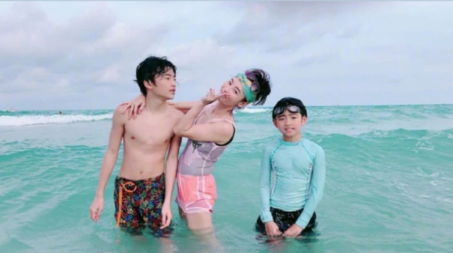 Nữ diễn viên Sư tử Hà Đông bên 2 cậu con trai.