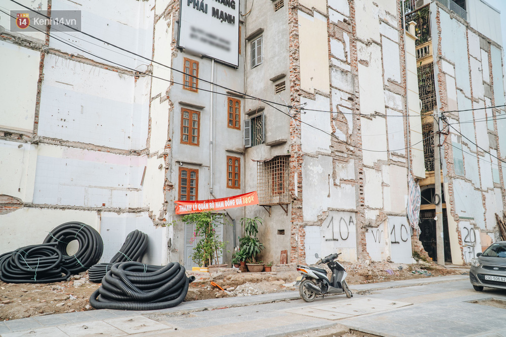 Những căn nhà này vô tình thành nơi tập kết đồ đạc của người dân, tận dụng treo băng rôn và biển quảng cáo