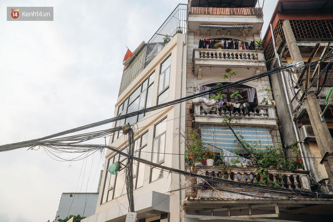 Những tòa nhà cao tầng chưa được tu sửa, hiện là nơi tạm trú của các nhóm công nhân xây dựng