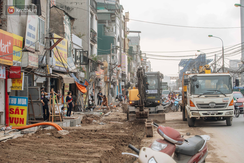 Dự án đường vành đai 2 trên cao trục Vĩnh Tuy - Ngã Tư Sở được thi công từ cuối năm 2017. Đoạn Vĩnh Tuy - Ngã Tư Sở có chiều dài 3,1km được khởi công vào tháng 4/2018 bao gồm tuyến đường bộ trên cao và mở rộng dưới thấp. Từ đó, trên trục đường Minh Khai - Đại La, trở thành đại công trường nham nhở và bụi bặm