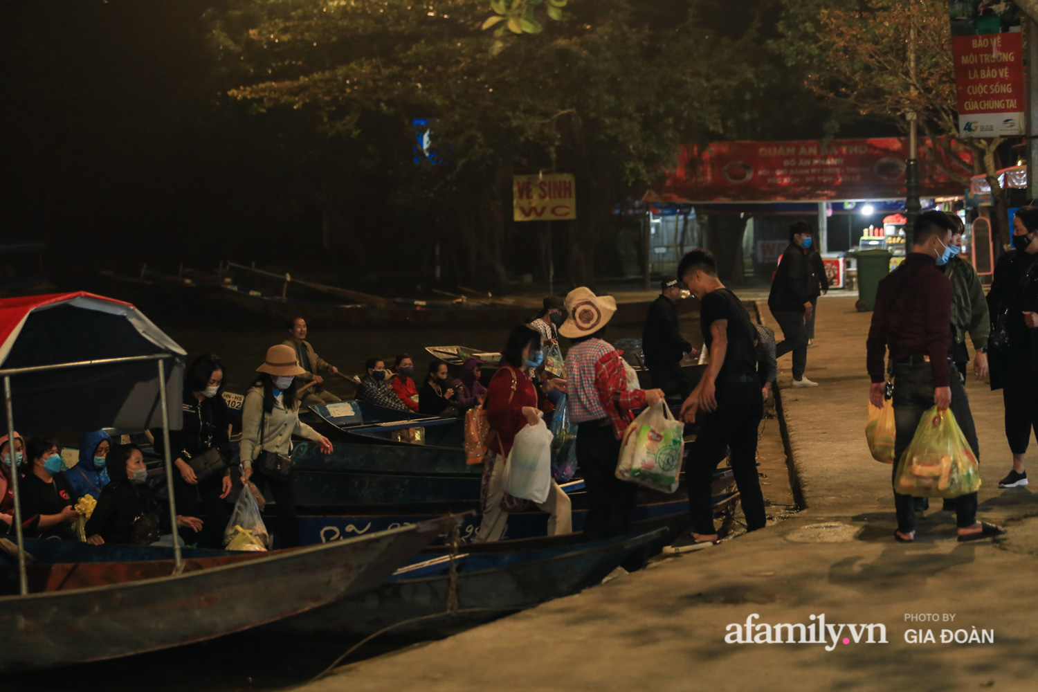 Nhiều người chỉ thích không gian đêm vì yên tĩnh để lễ lạt.