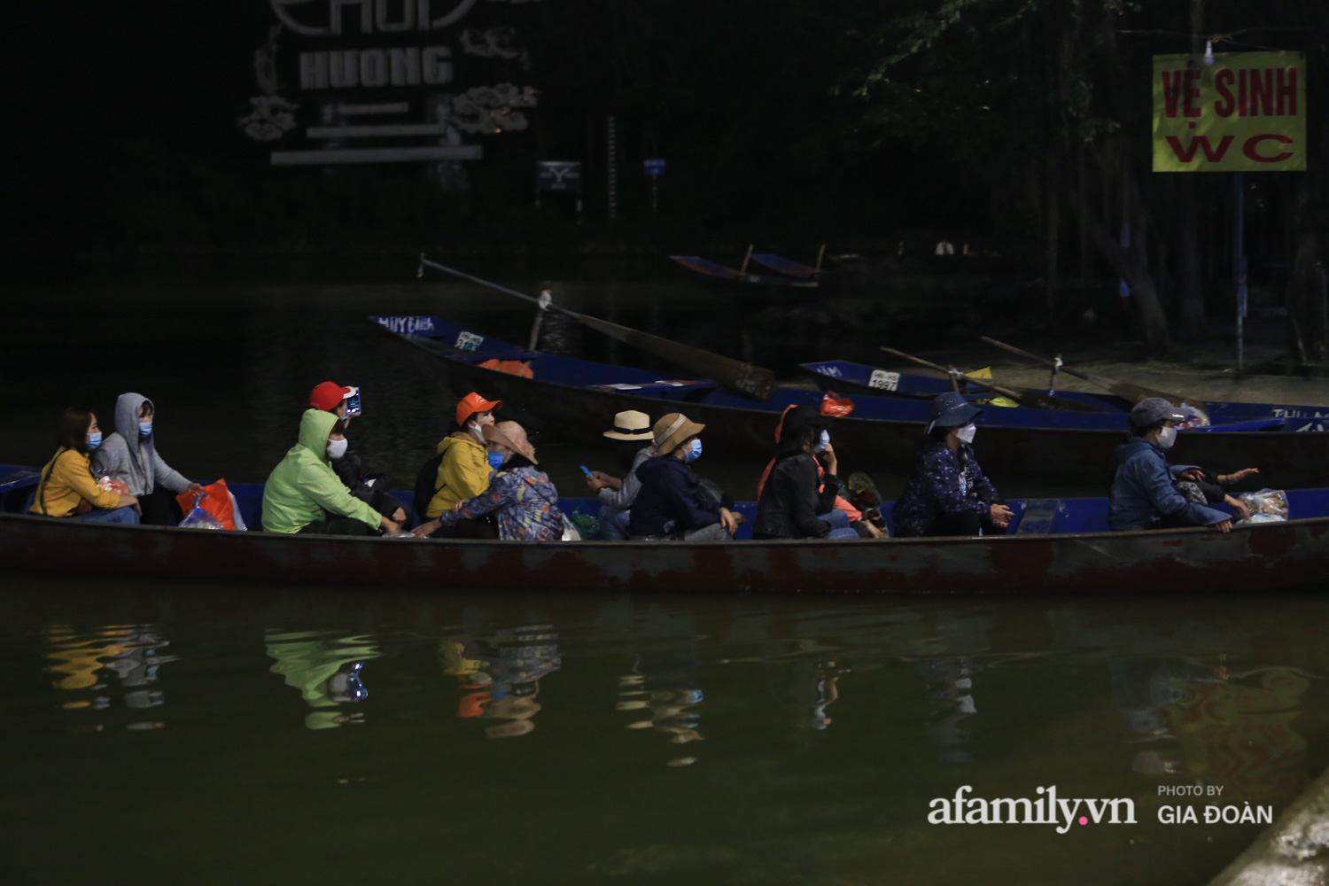 Dù di chuyển vào buổi đêm du khách vẫn nghiêm túc thực hiện khuyến cáo phòng chống dịch đeo khẩu trang y tế khi lên đò.