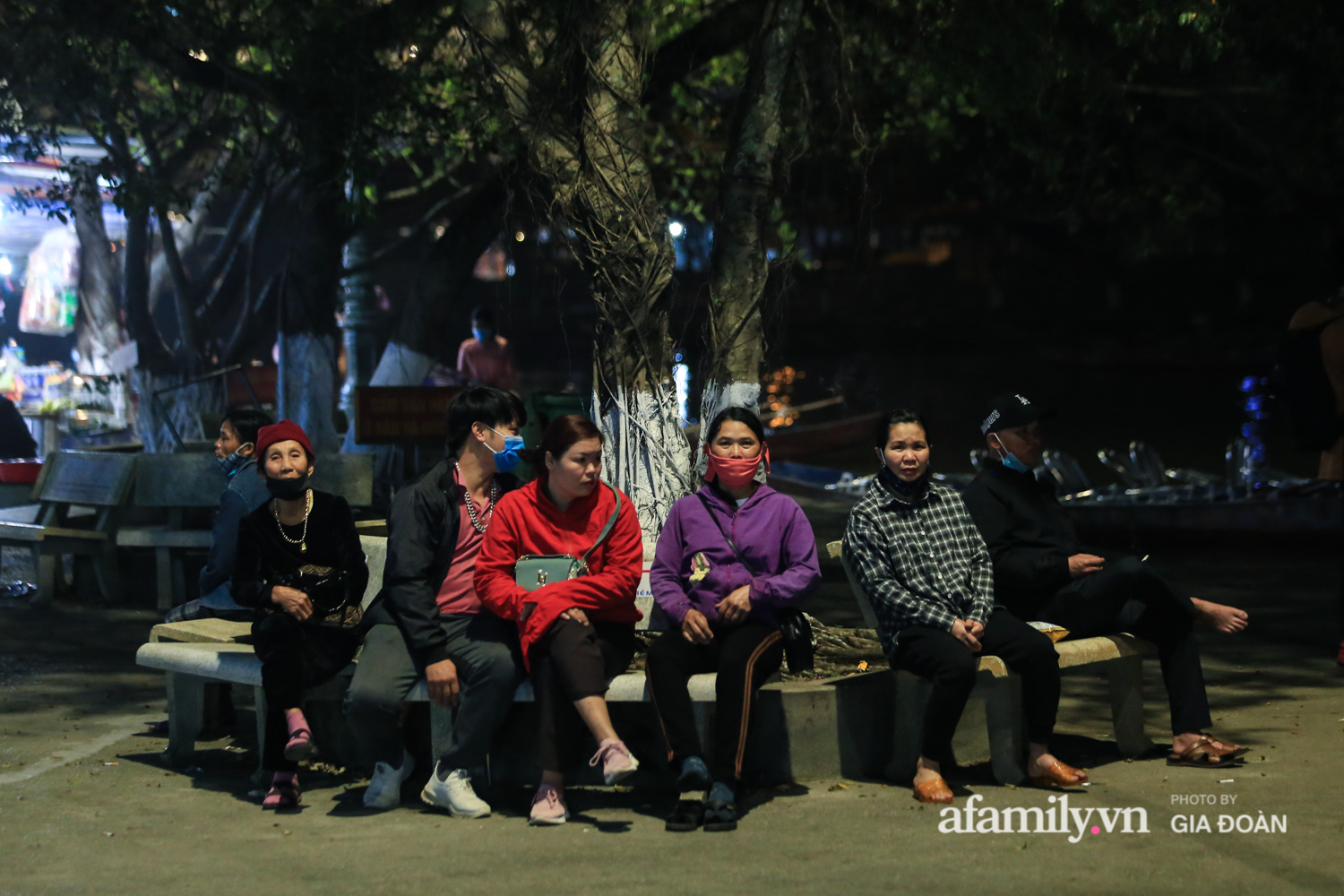 Vẫn giữ thói quen cũ, nhiều người vẫn thường lựa chọn buổi đêm để dâng lễ, thắp hương.