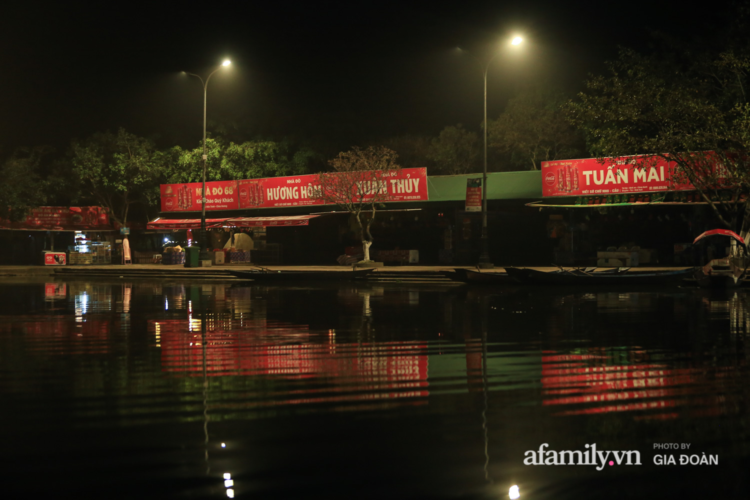 Khác với cảnh tấp nập như mọi năm, bến đò tại suối Yến yên bình trong màn đêm.