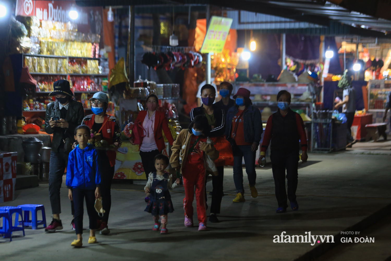 0h ngày 13/3, những đoàn du khách đầu tiên bắt đầu tới chùa Hương trẩy hội.