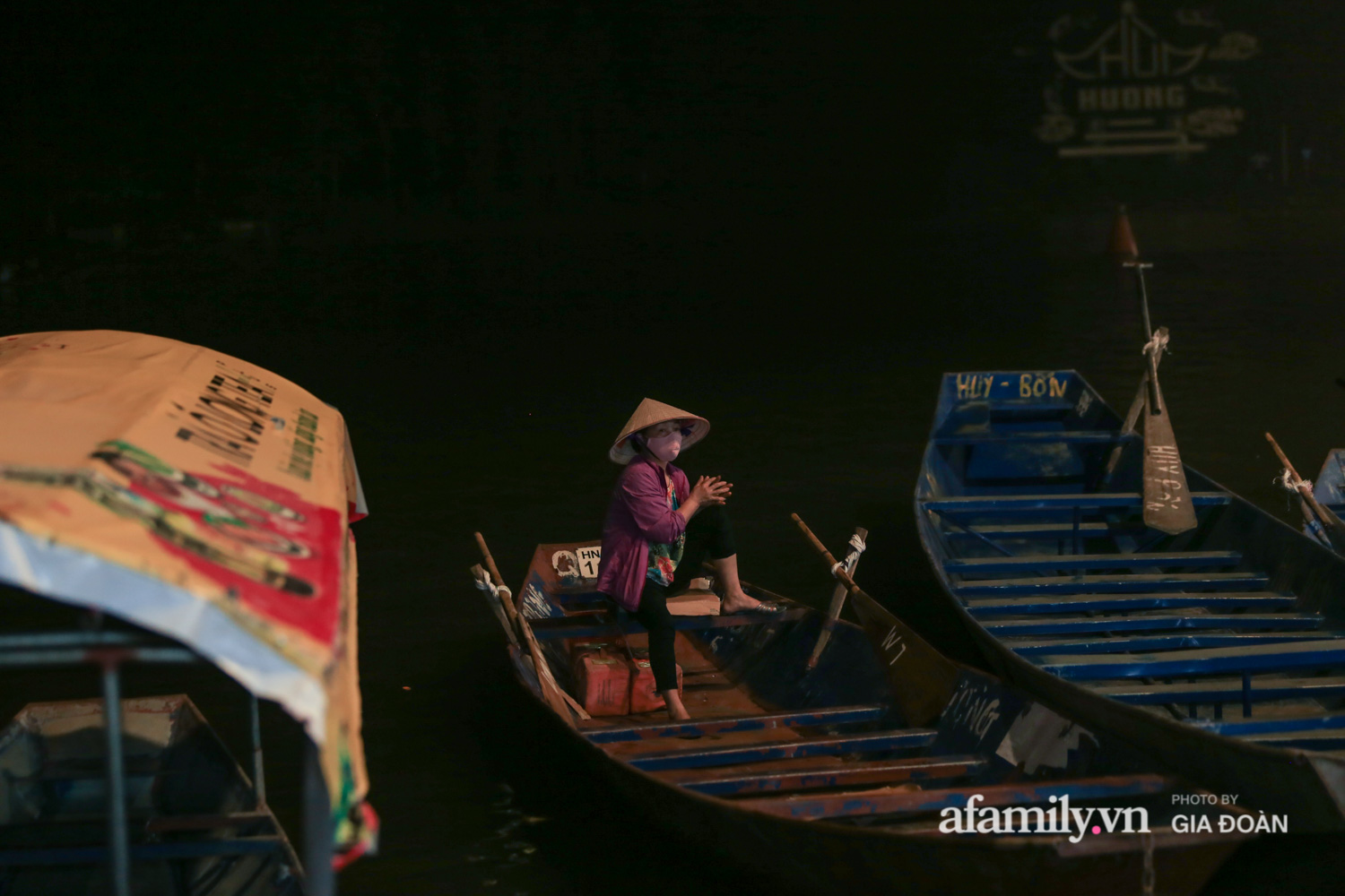 Những người lái đò thức xuyên đêm đang chờ đợi khách.