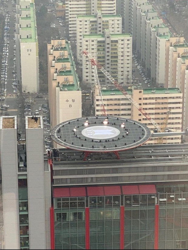 Sân khấu tròn có logo của BTS