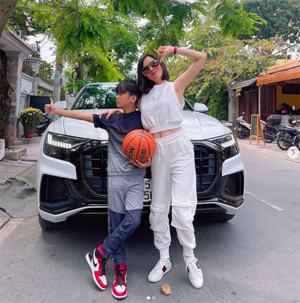 Cậu bé tuy còn nhỏ nhưng được bố mẹ chăm chút từ trường học, quần áo,... tất cả đều cao cấp và có giá trị không hề nhỏ