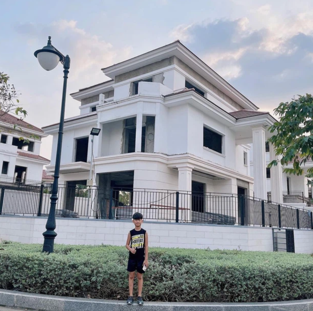 Về phần đại gia Đức Huy, anh cũng từng chia sẻ hình ảnh con trai bên một căn biệt thự khác của mình. Đúng là thiếu gia sinh ra ở vạch đích, nhìn khối tài sản của bố mẹ sau ly hôn mà phát choáng