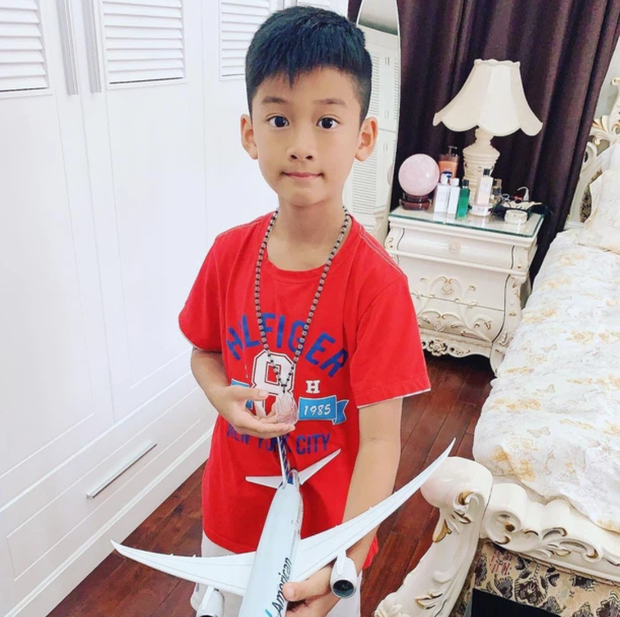 Từ nhỏ, Kỳ Anh đã được lớn lên trong nhung lụa, sống trong căn biệt thự hàng chục, thậm chí có giá trị cả trăm tỷ