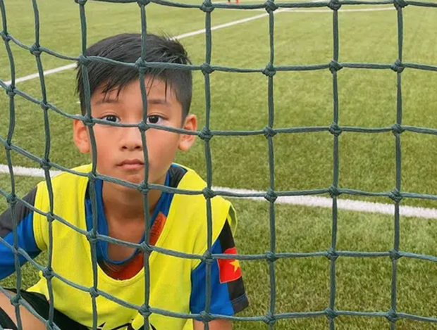 Con trai Lệ Quyên có năng khiếu đá bóng