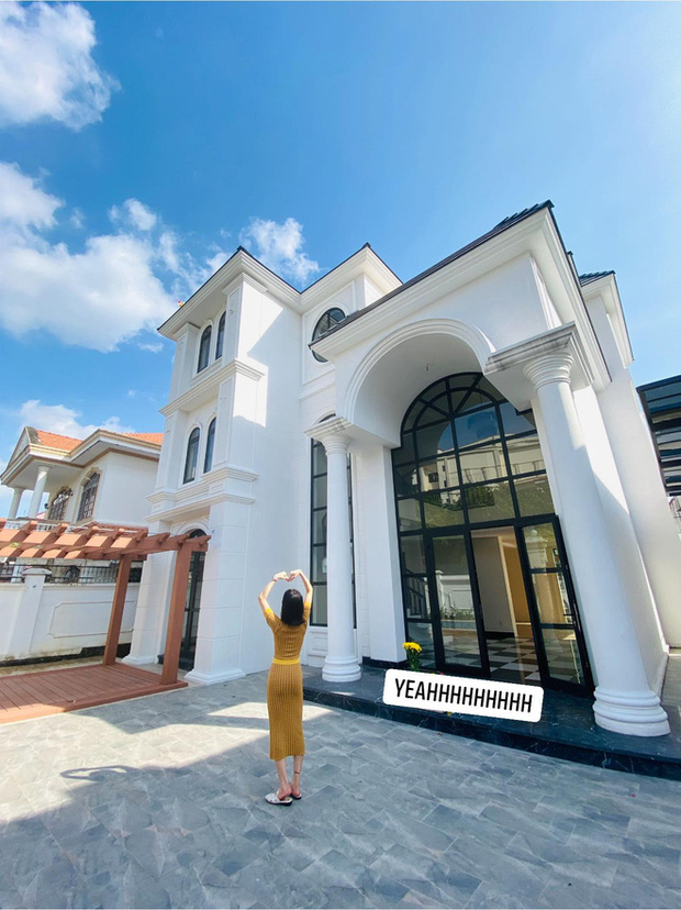 Ngoài tài sản thời điểm sống chung, hậu ly hôn, Lệ Quyên đã nhanh chóng tậu cho mình biệt thự khủng. Đương nhiên, chàng thiếu gia cũng sẽ sống ở đây khi ở với mẹ