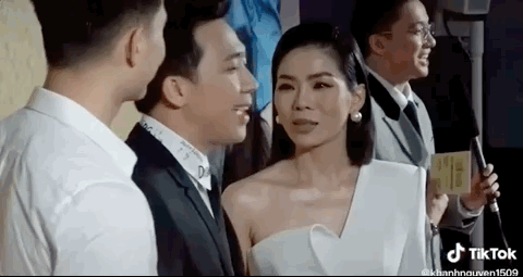 Hình như Lệ Quyên thấy cô bạn mình rồi thì phải?