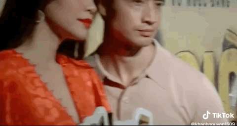 Hồ Ngọc Hà vẫn bình tĩnh nghe câu hỏi từ phóng viên, không để ý đến người bạn cũ năm xưa bên kia