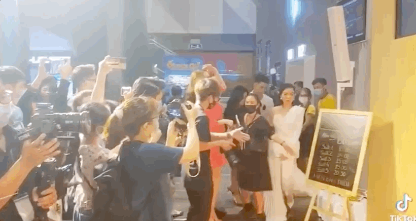 Lệ Quyên bước qua không một xíu nhìn lại