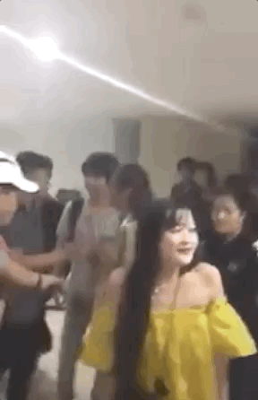 Mỹ Tâm quay lại trêu người lạ vừa nắm tay cô cực đáng yêu