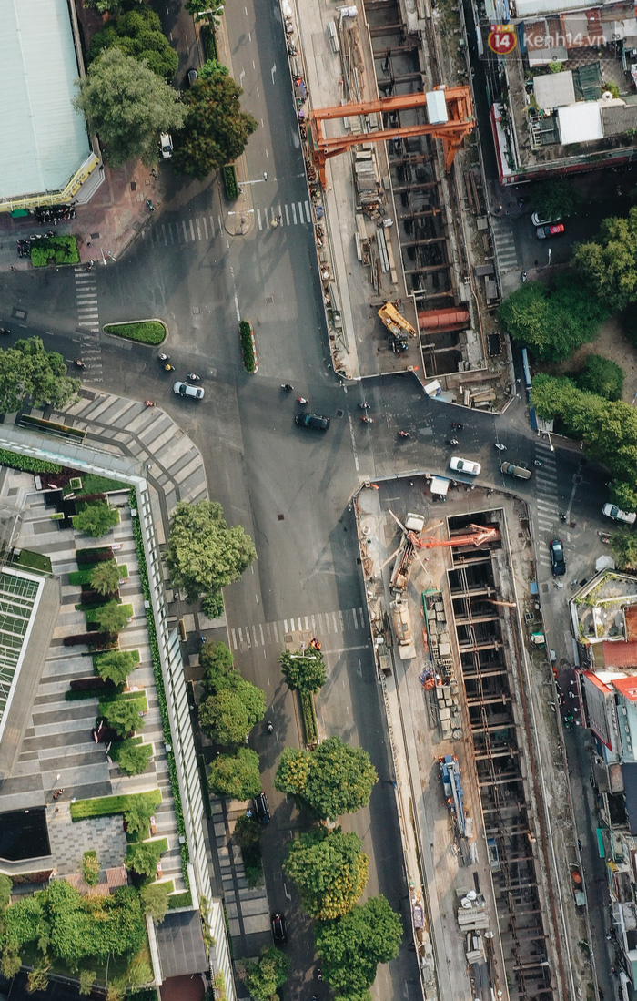 Công trường thi công đoạn đi ngầm của tuyến Metro số 1 trên đường Lê Lợi nhìn từ trên cao