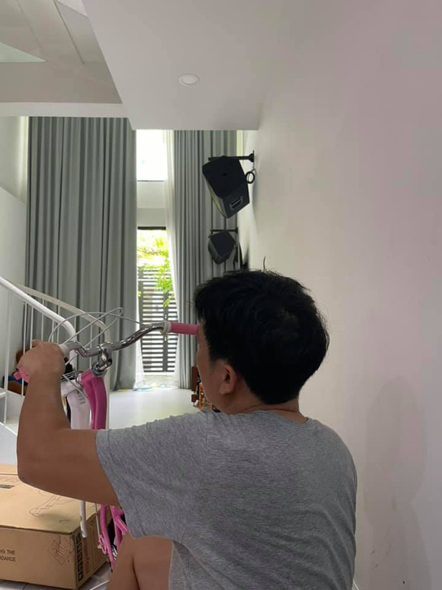 Trường Giang dậy từ sáng sớm và cận thận lắp ráp xe đạp màu hồng cho con gái cưng