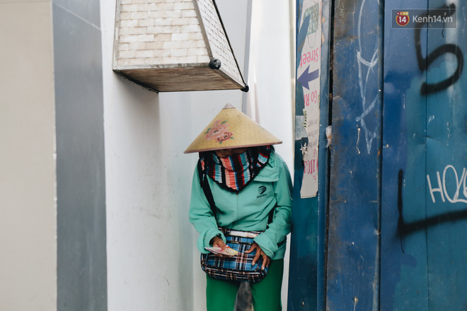 Cảnh người dân và du khách nước ngoài cúi đầu, chật vật chui qua khe hở bên hàng rào công trình Metro