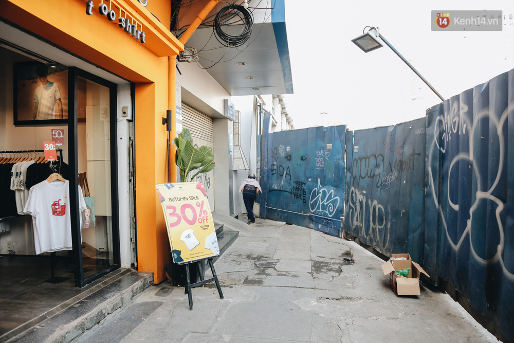 Do hàng rào dựng lên quá lâu nên việc kinh doanh của các cửa hàng đường Lê Lợi không mấy thuận lợi