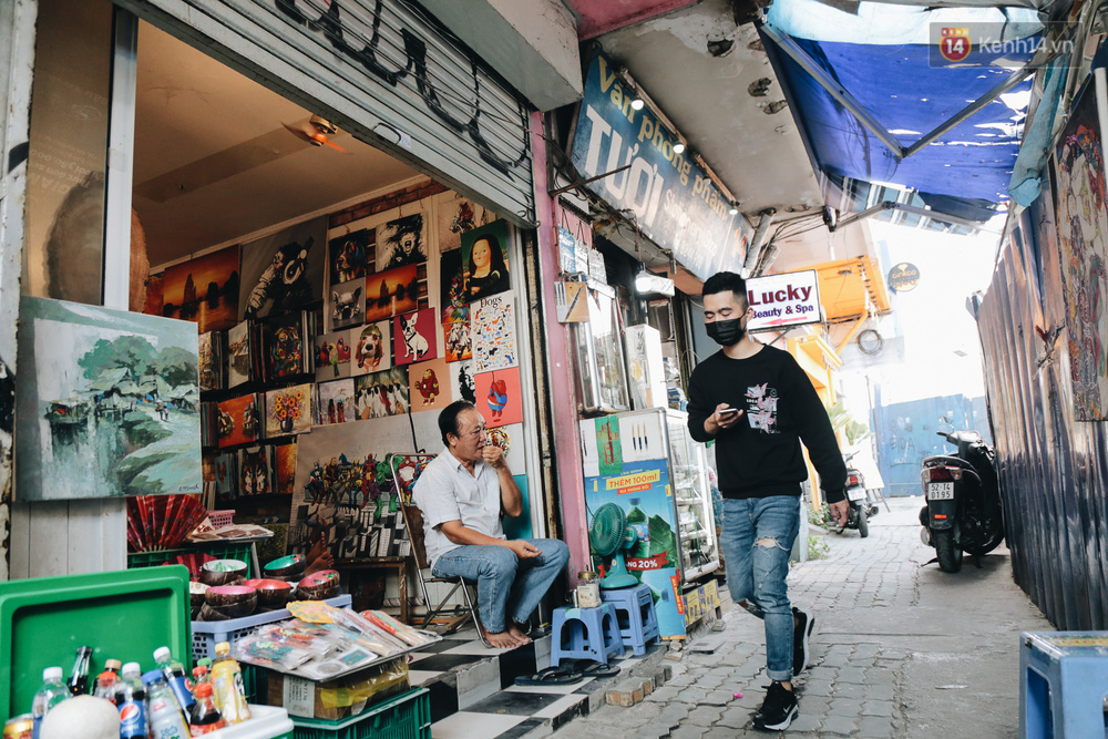 Người dân cố cầm cự suốt 7 năm nay và mong mỏi từng ngày tháo dỡ rào chắn công trình Metro