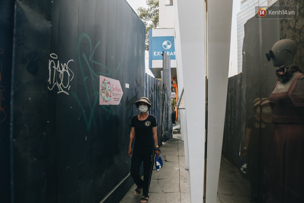 Lối đi rất hẹp nhưng để tiết kiệm thời gian, người dân sống ở khu 