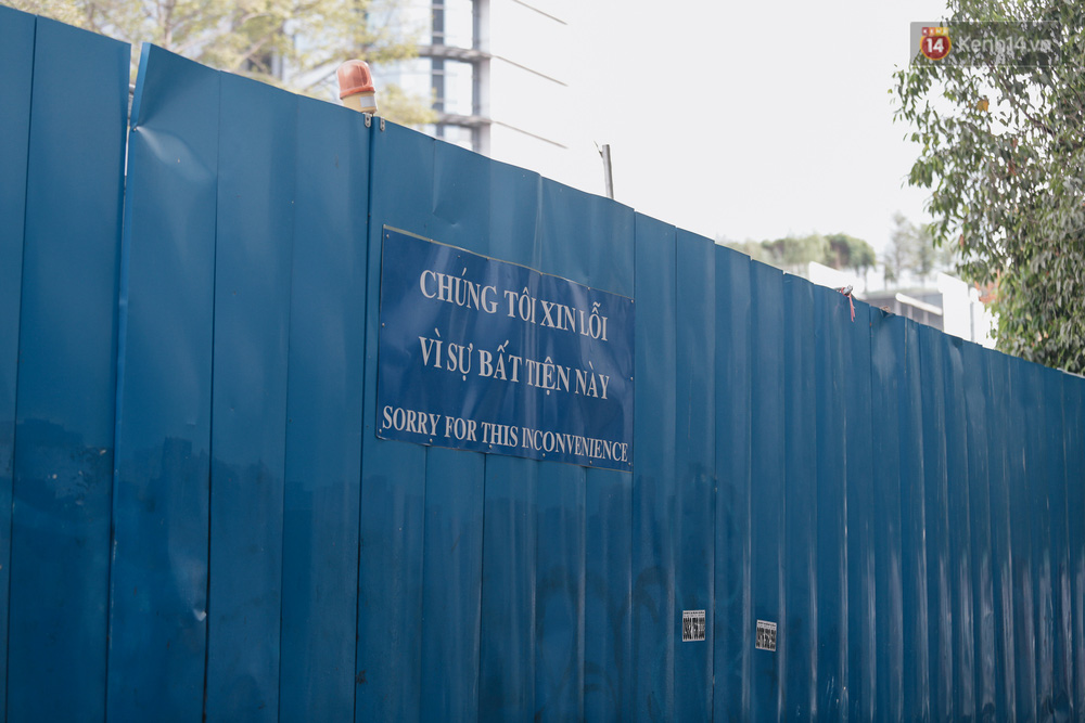 Trên rào chắn công trình có gắn biển 