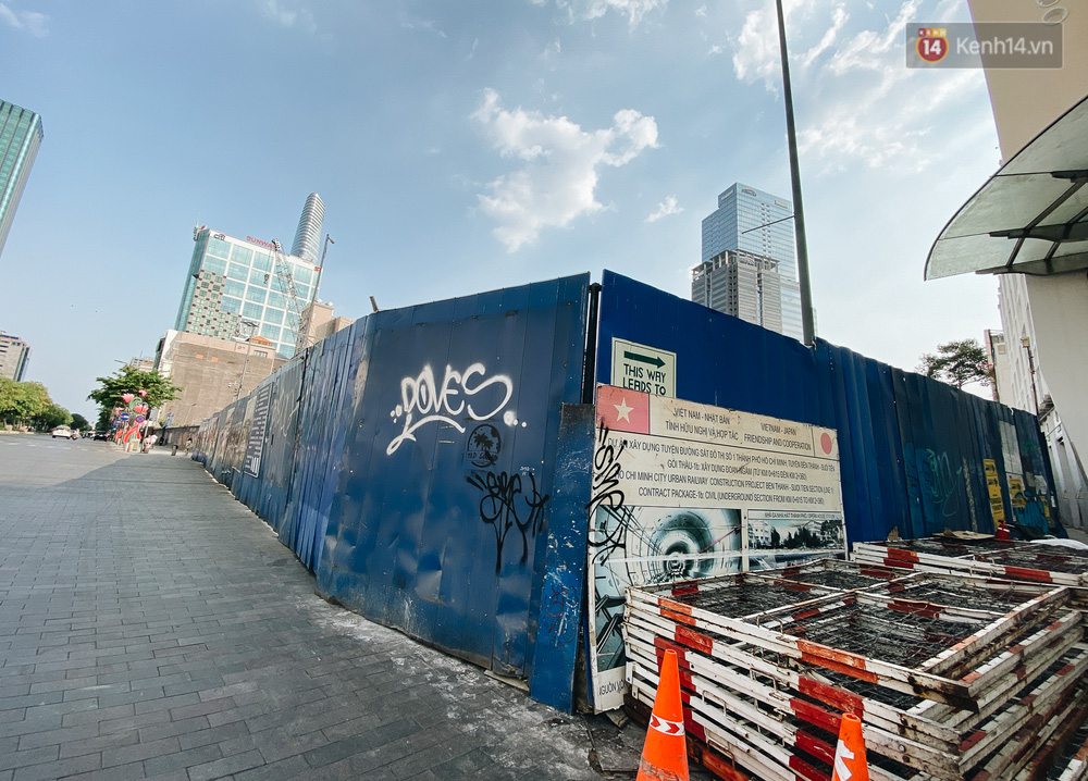 Rào chắn trên đường Lê Lợi, đoạn sát bên phố đi bộ Nguyễn Huệ