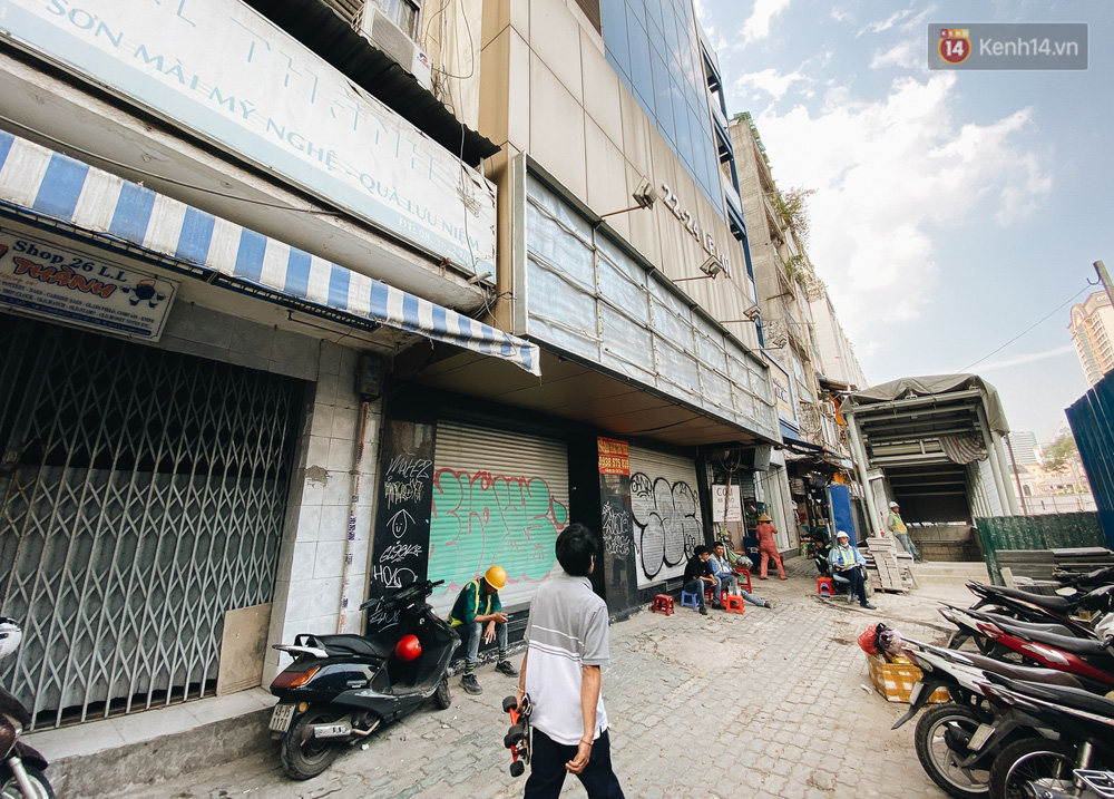 Nhiều cửa hàng kinh doanh trên đường Lê Lợi đã trả mặt bằng, đóng cửa vì có rào chắn công trình Metro đã che hết mặt tiền