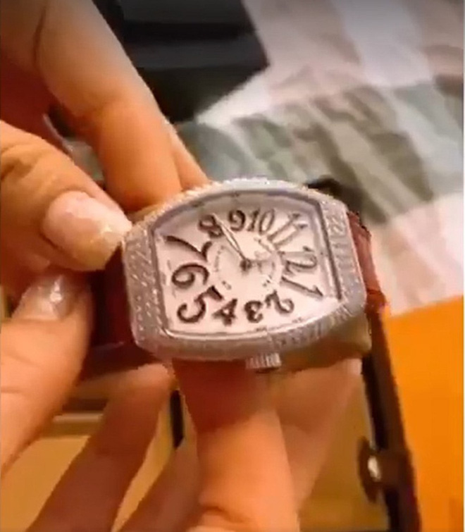 Trường Giang thường xuyên tặng quà hiệu đắt tiền cho vợ vào những dịp đặt biệt nhưng năm nay có vẻ như vợ chồng chỉ để chăm chăm 