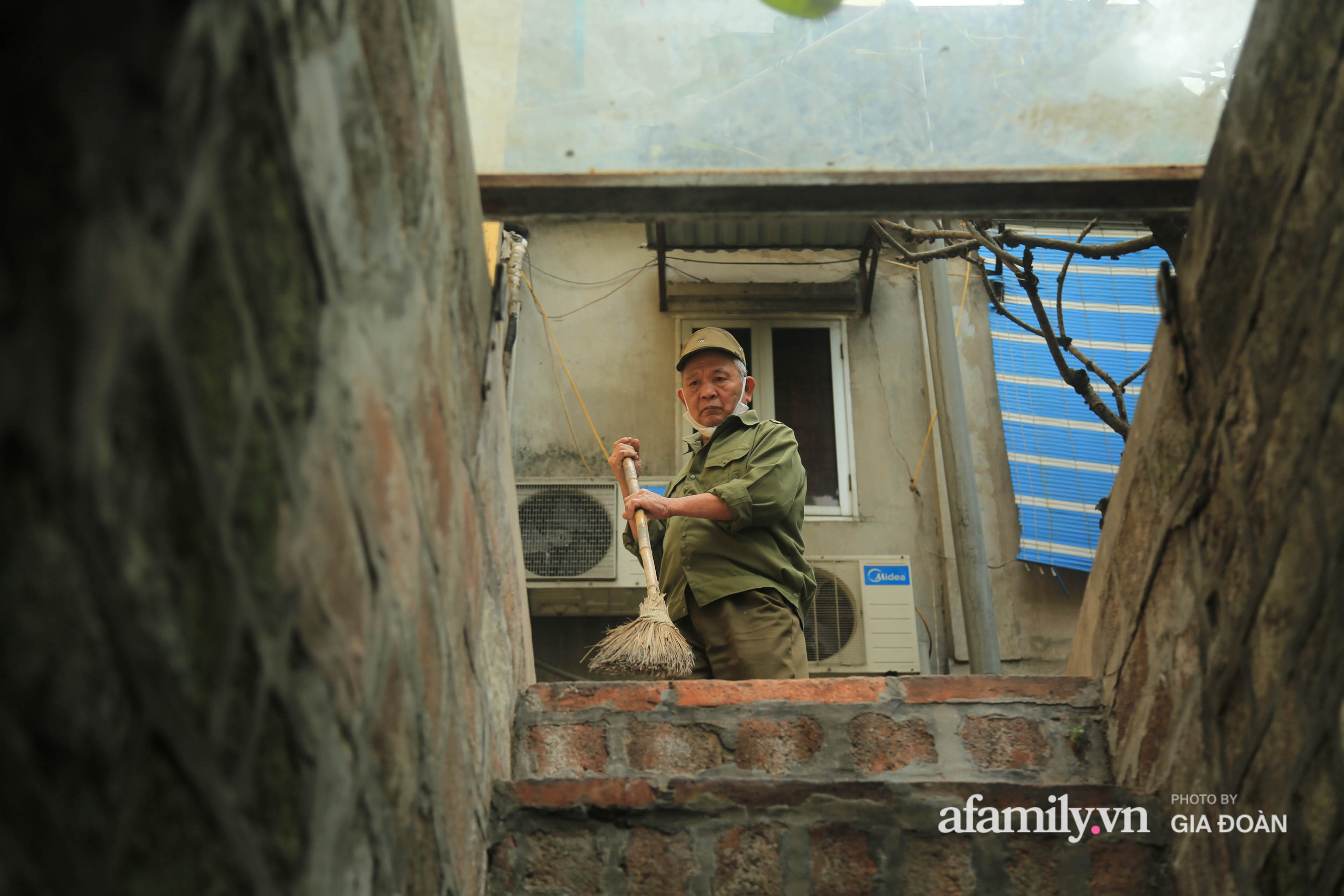 Ông Tạ Văn Nhân (74 tuổi, trú tại phường Đồng Xuân, quận Hoàn Kiếm, Hà Nội), người trông coi cửa ô duy nhất của Hà thành.