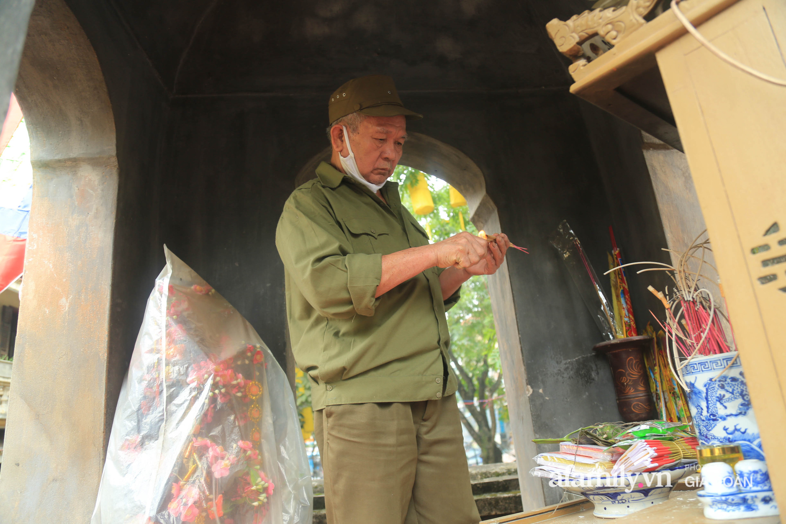 Vào mỗi ngày Rằm, mùng 1 hàng tháng, ông Nhân đều tất bật chuẩn bị hương khói đầy đủ như một sự biết ơn và thể hiện lòng thành kính với vị anh hùng đã hi sinh vì nước nhà.