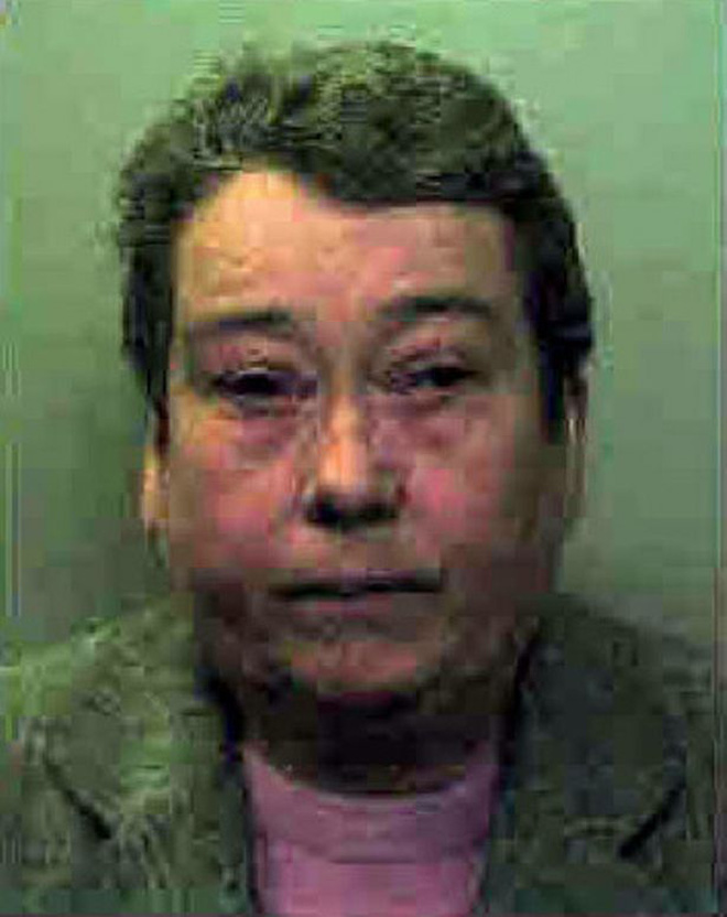 Chân dung gã cha dượng đồi bại (trái) và mẹ ruột Maureen.