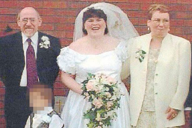 Maureen chụp ảnh cùng mẹ và cha dượng trong ngày cưới của cô.