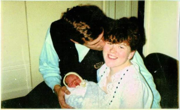 Maureen chụp ảnh cùng con trai Ben mới chào đời.