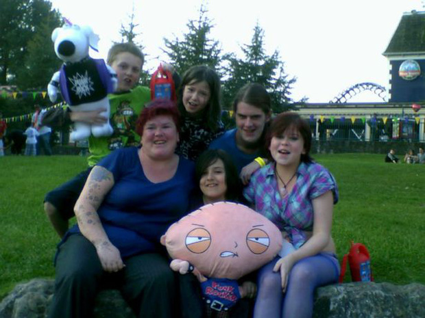 Maureen chụp ảnh cùng các con.