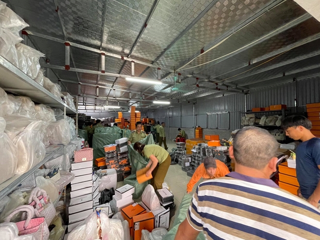 Lực lượng chức năng đang kiểm tra kho hàng.