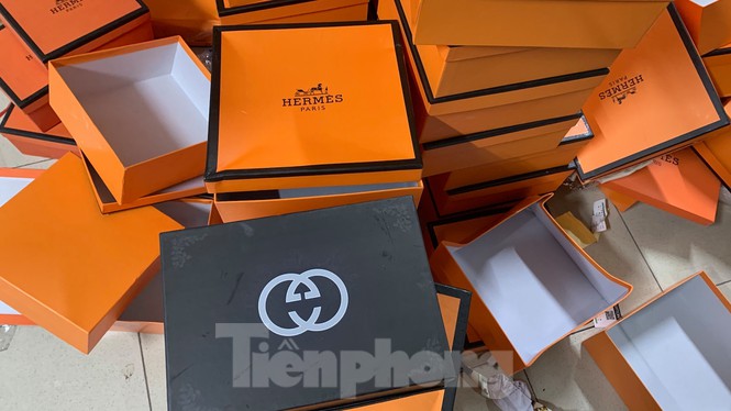Những chiếc túi xách giả các nhãn hiệu nổi tiếng như Hermès, YSL, Channel...