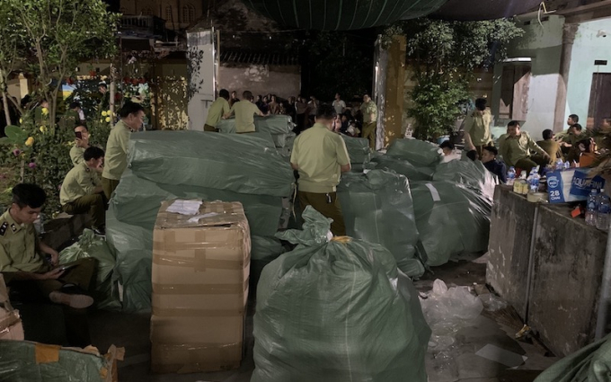 Lực lượng chức năng kiểm tra kho hàng ngay trong đêm.