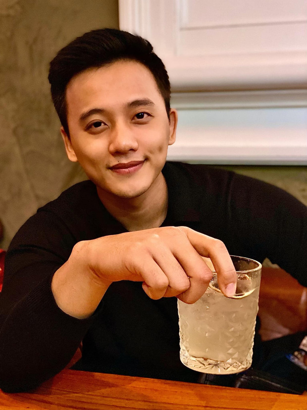 So với hình ảnh trước đây, ngoại hình của Mai Tài Phến có khác biệt rõ trong lần lộ diện này