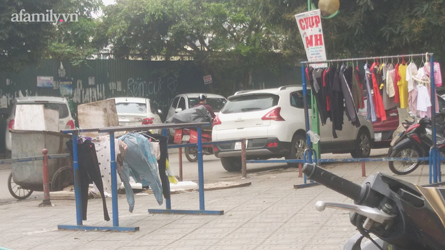 Quần áo phương chung cùng với sân chơi của trẻ