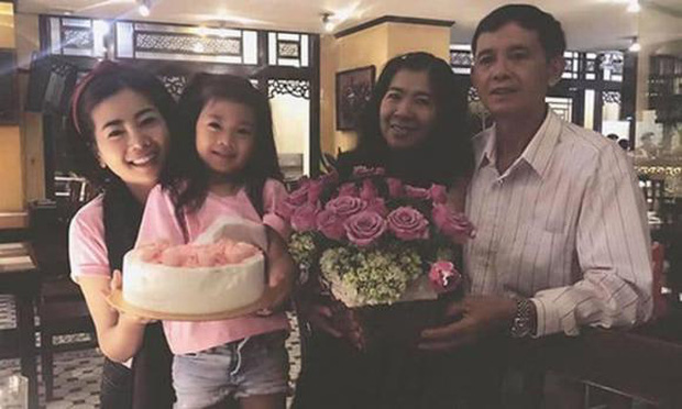 Quản lý tiết lộ ông bà rất hiếm khi tặng quà bánh cho cháu, tuy nhiên đến nay đây vẫn chỉ là thông tin đưa ra 1 chiều