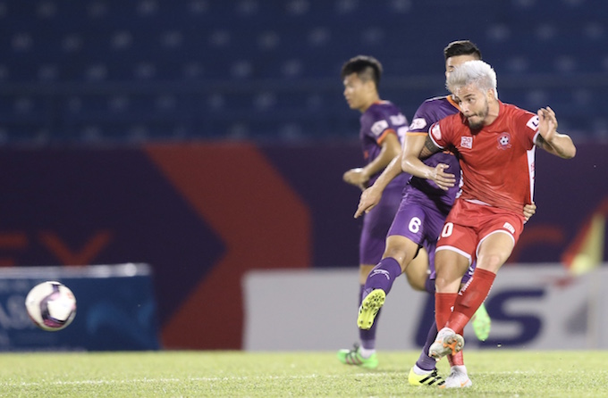 Jermie Lynch ghi bàn cho Hải Phòng ở những phút cuối trận. Ảnh: Quốc An