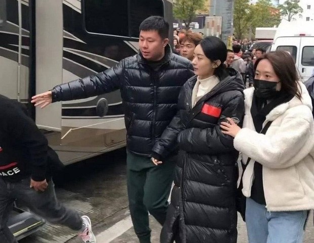 Hình ảnh mới của Triệu Lệ Dĩnh sau loạt tin đồn ly hôn với Phùng Thiệu Phong. Nữ diễn viên lộ rõ thái độ mệt mỏi