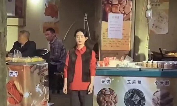 Bức ảnh tại hậu trường buổi quay phim phần nào cho thấy mỹ nhân họ Triệu xuống sắc thấy rõ