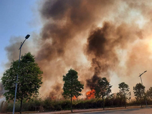 Ngọn lửa bùng cháy dội.