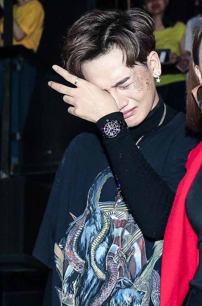 Có lẽ Ali Hoàng Dương vì quá xúc động với tấm lòng của người hâm mộ nên chia sẻ thẳng lên trang cá nhân như thế này