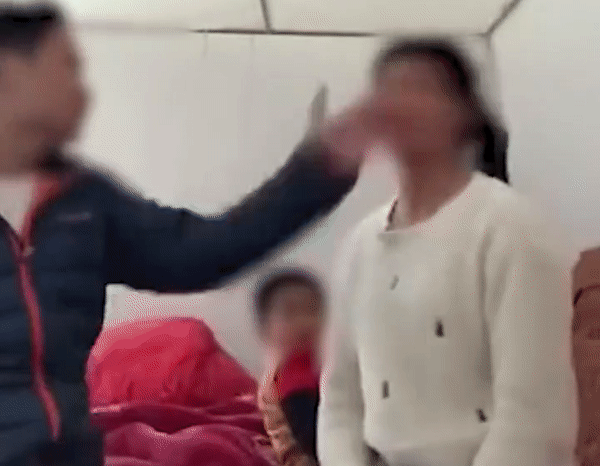 Người chồng liên tục tát vợ mà không để cô biện bạch lời nào. 